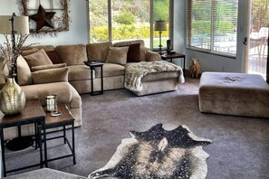 Smart TV, fireplace, books, stereo