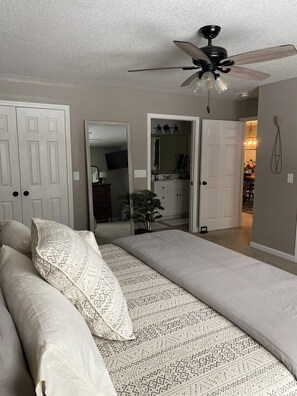 3 Schlafzimmer, Schreibtisch, Bügeleisen/Bügelbrett, Reisekinderbett