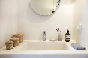 تجهيزات دش، مجففات شعر، برانس (أردية) حمّام، مناشف