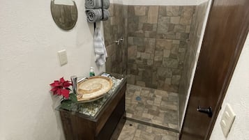 Cabaña clásica | Baño | Toallas, jabón, shampoo, papel de baño