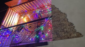Un edificio con techo inclinado, interior de madera y luces de colores.