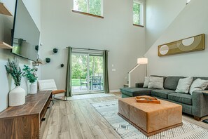 Smart TV - Newly Built Downtown Townhome 2 (Bismarck)