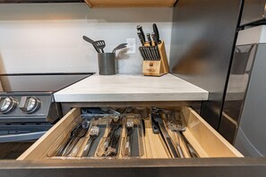 Een koelkast, een microgolfoven, een oven, een kookplaat
