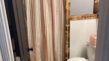 Douche, serviettes fournies, papier toilette