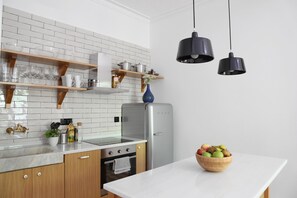 Jääkaappi, mikroaaltouuni, uuni, liesi