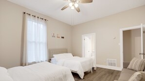 3 bedrooms, desk, iron/ironing board, WiFi - Beautiful home minutes to Downtown and Midtown! (Memphis)
