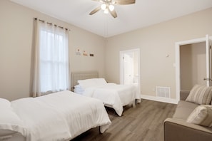 3 habitaciones, escritorio, tabla de planchar con plancha y wifi