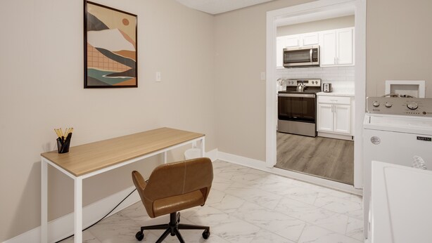 Coffee/tea maker, fridge, microwave, oven - Beautiful home minutes to Downtown and Midtown! (Memphis)