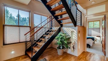 Casa, varias camas, patio, vistas al jardín (325 Cherry St. (Unit 216)) | Interior