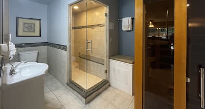 Couples Retreat With Hot Tub, Sauna and Steam Room