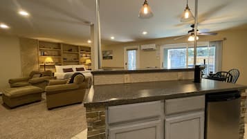 Apartment, 1 King Bed, Hot Tub, Garden View (579 Spindrift Ct Unit B) | Interior