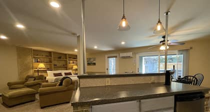 Couples Retreat With Hot Tub, Sauna and Steam Room