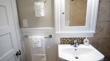 Apartment, Multiple Beds, Kitchen, Garden View (915 23rd St - Upper) | Bathroom | Designer toiletries, towels