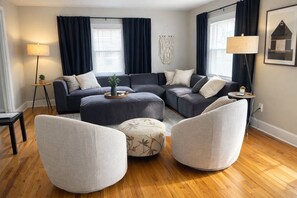 Living area - Beautiful Bungalow Next to Unc-free Cruiser Bikes! (Greeley)