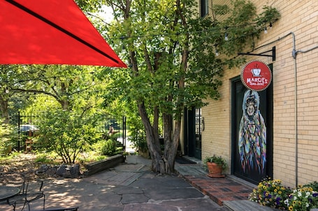 Apartamento, várias camas, cozinha, vista para o jardim (915 23rd St - Upper) | Área da propriedade. Beautiful Bungalow Next to Unc-free Cruiser Bikes!