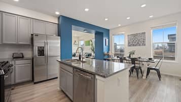 House, Multiple Beds, Patio, Garden View (303 Zeppelin Way) | Private kitchen | Fridge, microwave, oven, stovetop