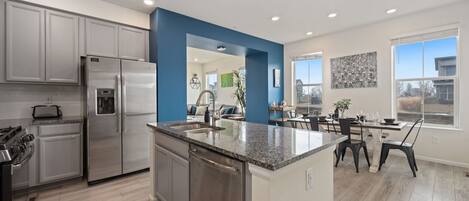 House, Multiple Beds, Patio, Garden View (303 Zeppelin Way) | Private kitchen