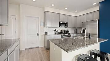 House, Multiple Beds, Patio, Garden View (303 Zeppelin Way) | Private kitchen | Fridge, microwave, oven, stovetop