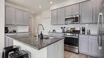 House, Multiple Beds, Patio, Garden View (303 Zeppelin Way) | Private kitchen | Fridge, microwave, oven, stovetop