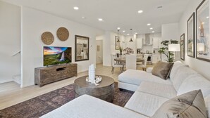 獨棟房屋, 多張床, 庭院, 花園景觀 (2838 Barnstormer St Unit #3) | 起居區 | 40-吋電視，提供數位頻道