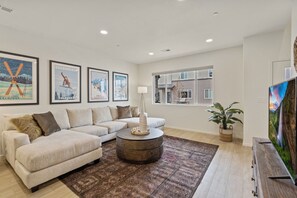 Casa, letti multipli, patio, vista giardino (2838 Barnstormer St Unit #3) | Area soggiorno | TV 40 pollici con canali digitali