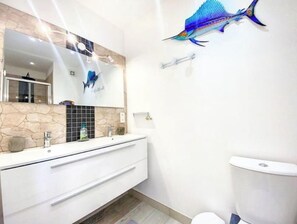 Dusch, hårtork, handdukar och toalettpapper