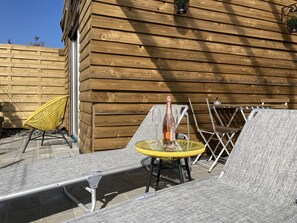 Outdoor dining - The Eddy Lodge, a tiny house with a view of nature and a Nordic bath (Neufchâteau)