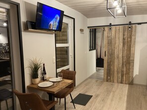 Dining - The Eddy Lodge, a tiny house with a view of nature and a Nordic bath (Neufchâteau)