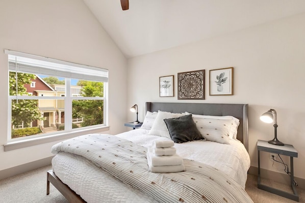Casa, varias camas, patio, vista al jardín (827 Heschel St. (Unit C)) | 2 habitaciones, wifi gratis y ropa de cama 