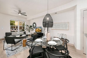 Casa, varias camas, patio, vista al jardín (827 Heschel St. (Unit C)) | Restaurantes