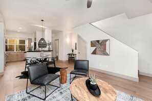 Casa, varias camas, patio, vista al jardín (827 Heschel St. (Unit C)) | Área de sala de estar | Televisión de 40 pulgadas con canales digitales