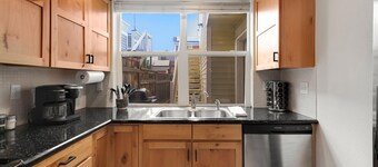 Hip Old Town North Gem! Near Breweries and River!