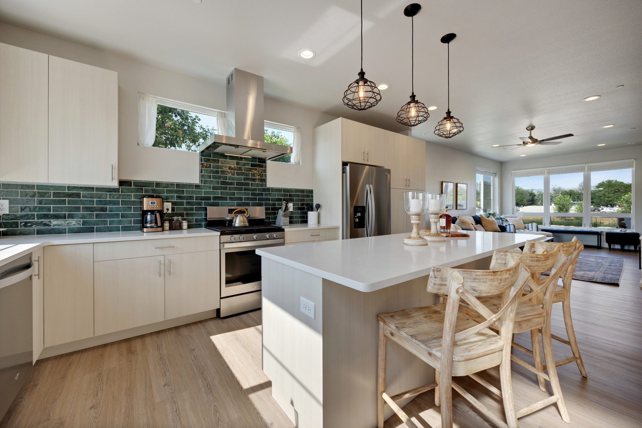 Maison, plusieurs lits, patio, vue jardin (938 Jerome St. (Unit 1)) | Cuisine privée | Réfrigérateur, micro-ondes, four, plaque de cuisson