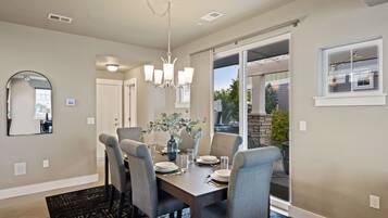 Ferienhaus, Mehrere Betten, Whirlpool, Gartenblick (227 Urban Prairie St) | Speisen