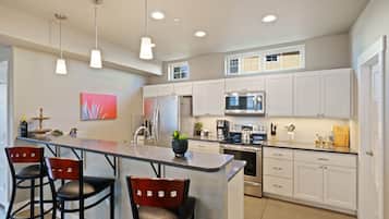 House, Multiple Beds, Hot Tub, Garden View (227 Urban Prairie St) | Private kitchen | Fridge, microwave, oven, stovetop