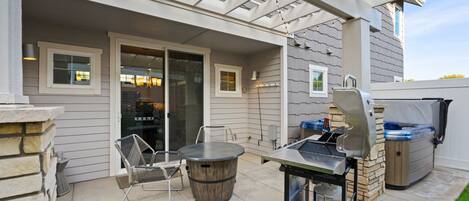 Maison, plusieurs lits, bain à remous, vue jardin (227 Urban Prairie St) | Enceinte de l’hébergement