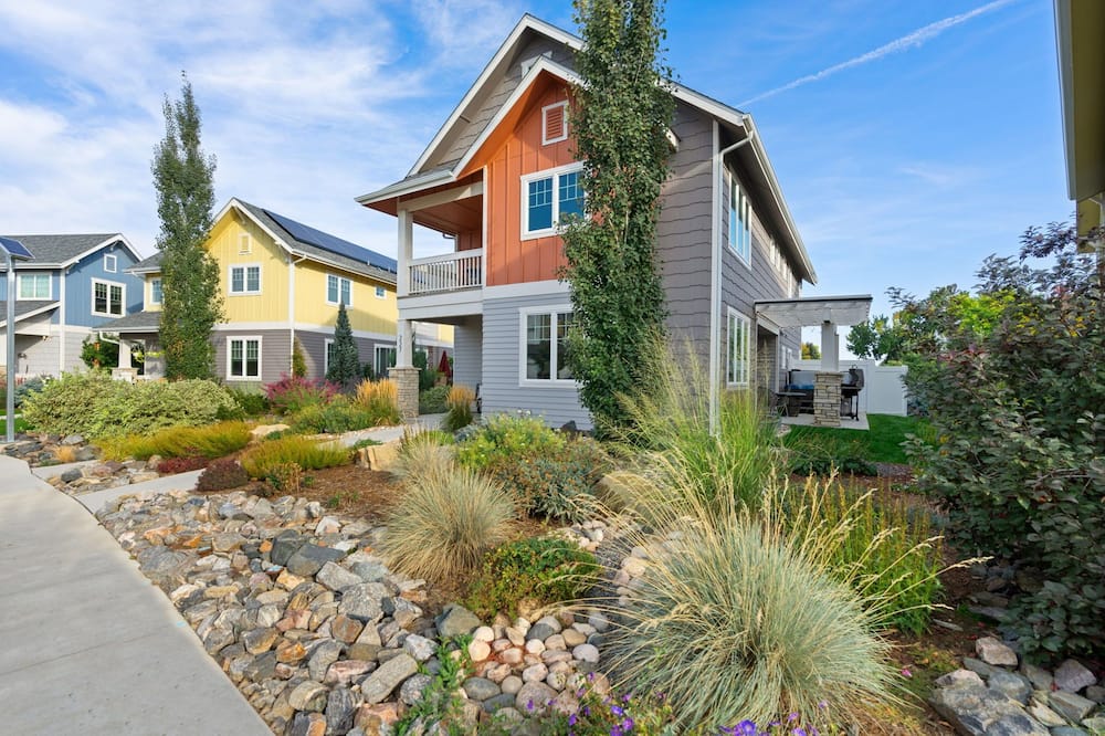 Quiet Urban Community – Designer Home W/ Hot Tub! - Wellington, CO