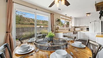 Casa, varias camas, patio, vista al jardín (4928 W. Eisenhower Blvd. Loveland) | Restaurantes