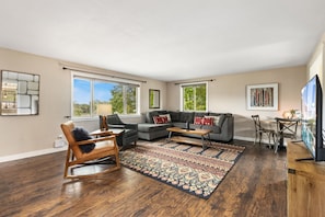 Maison, Plusieurs lits, patio, vue sur le jardin (4928 W. Eisenhower Blvd. Loveland) | Aire de séjour | Téléviseur à écran plat de 50 po avec télévision numérique