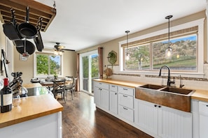 Maison, Plusieurs lits, patio, vue sur le jardin (4928 W. Eisenhower Blvd. Loveland) | Cuisine privée | Réfrigérateur, four à micro-ondes, un four, surface de cuisson