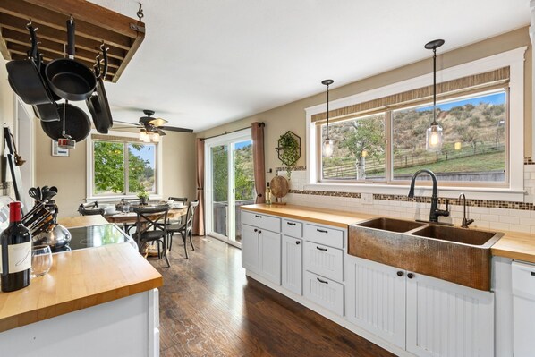 單棟房屋, 多張床, 露台, 花園景 (4928 W. Eisenhower Blvd. Loveland) | 私人廚房 | 雪櫃、微波爐、焗爐、爐具