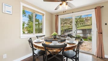 独立别墅, 多张床, 露台, 花园景观 (4928 W. Eisenhower Blvd. Loveland) | 用餐