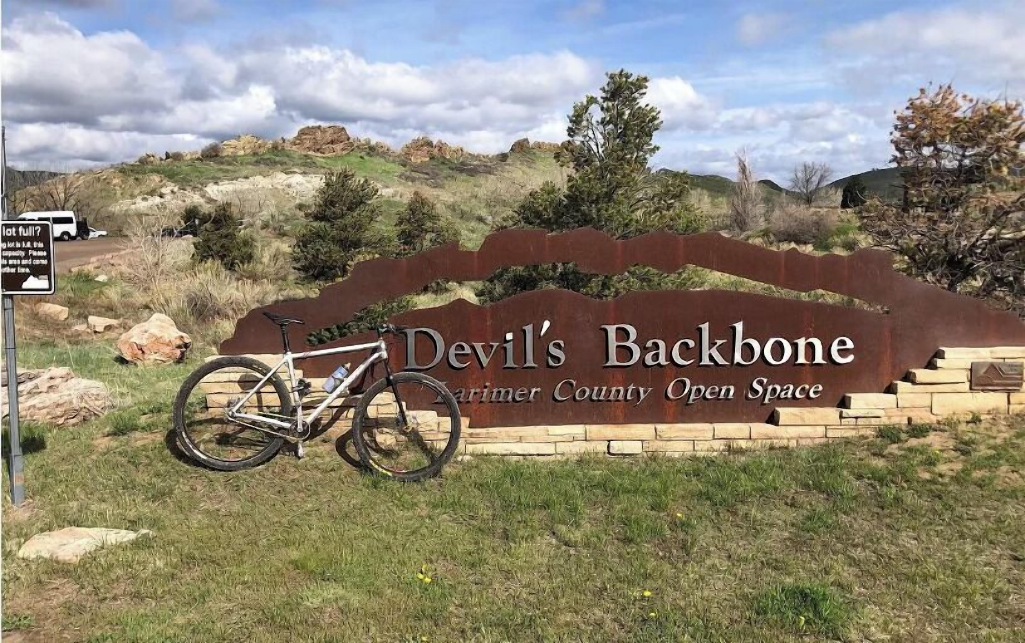 Een bordje voor Devil's Backbone, met een fiets ervoor geparkeerd.