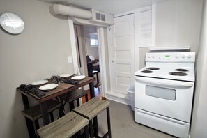 Apartamento, varias camas, cocina, vistas al jardín (915 23rd St Lower) | 2 dormitorios y wifi gratis