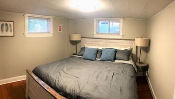 Departamento, varias camas, cocina, vista al jardín (915 23rd St Lower) | 2 habitaciones y wifi gratis