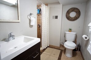 Appartement, meerdere bedden, keuken, uitzicht op tuin (915 23rd St Lower) | Badkamer | Designer toiletartikelen, handdoeken