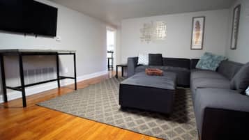 Departamento, varias camas, cocina, vista al jardín (915 23rd St Lower) | Área de sala de estar | Televisión de 40 pulgadas con canales digitales