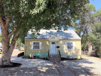 Charming Bungalow Next to UNC - Free Cruiser Bikes!