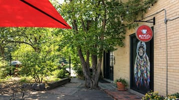 Apartment, Multiple Beds, Kitchen, Garden View (915 23rd St Lower) | Property grounds