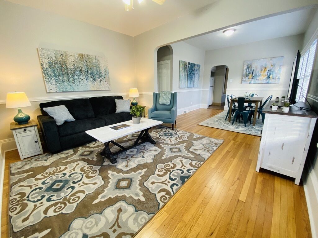 アパートメント ベッド (複数台) パティオ ガーデンビュー (1944 7th Ave - Upper) | リビング エリア | 40 インチのテレビ (デジタル放送視聴可)